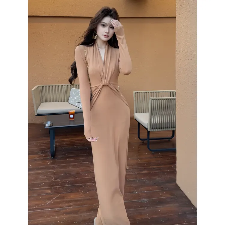 纯欲风辣妹挂脖V领长袖磨毛针织连衣裙子女秋冬修身显瘦包臀长裙