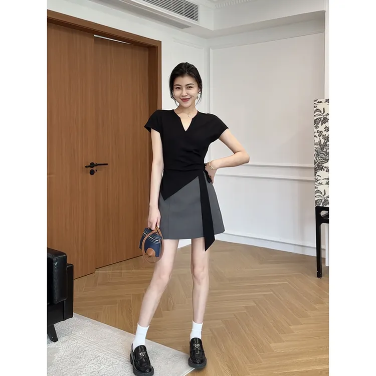 张阿星【南法格调】时尚气质御姐范V领斜裁T+灰色半裙   W425A07821