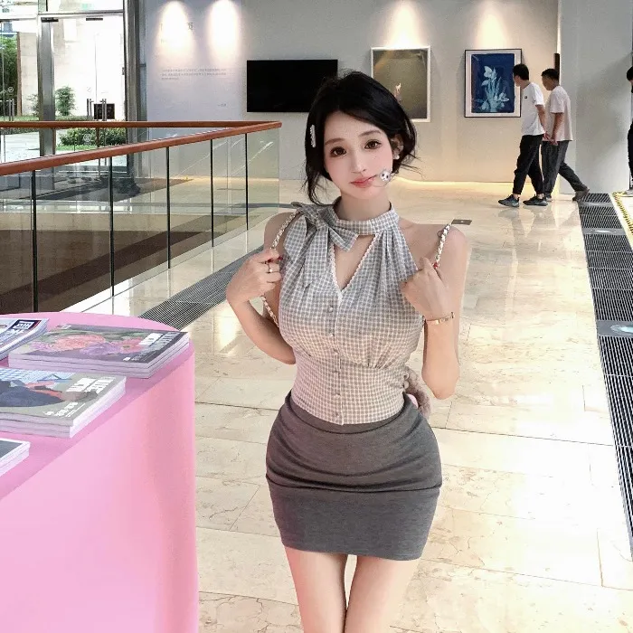 蝴蝶结绑带挂脖吊带背心女夏季纯欲短款格纹上衣灰色包臀半裙套装