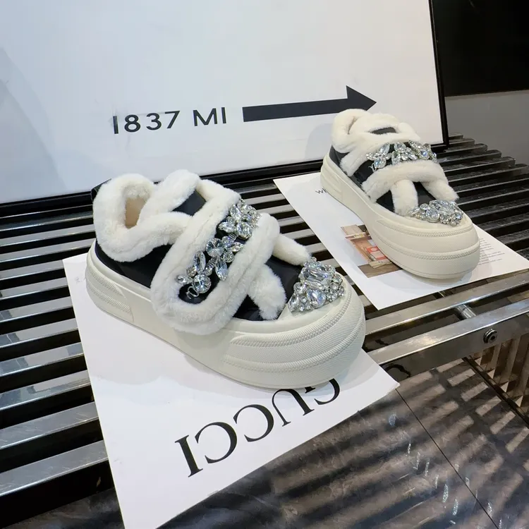 A.M艾墨儿2025年冬季女款毛毛边款手工DIY重工水钻平底女款休闲鞋