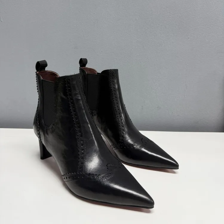 2025年秋冬新款中跟松紧带粗跟森系尖头粗跟鞋短靴英伦风