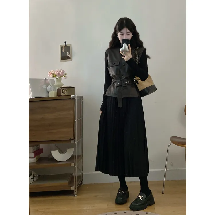 大码女装秋季新款胖MM时尚显瘦皮马甲+半高领压折长裙两件套套装