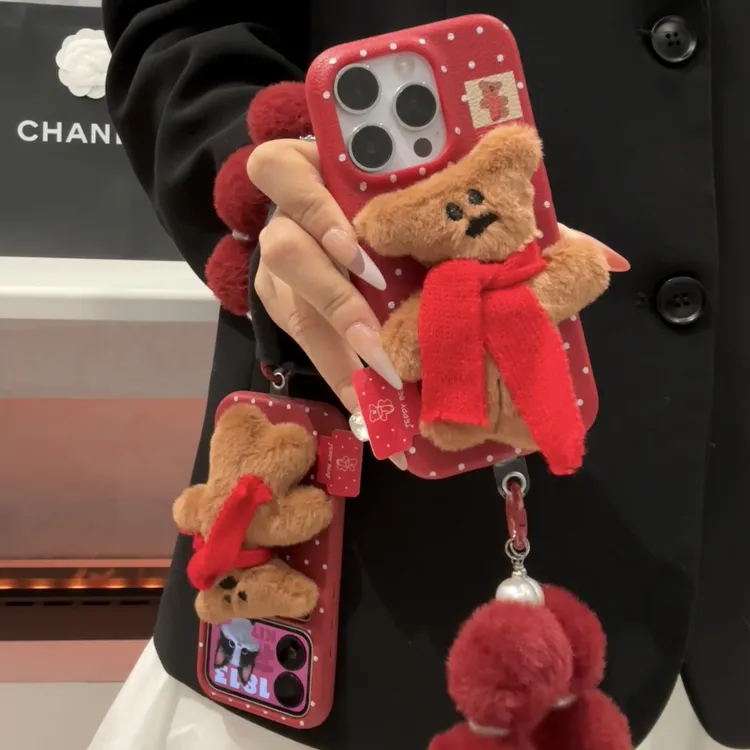 奥菲顿毛绒小熊标签挂件适用苹果17皮纹16手机壳小米vivo华为oppo