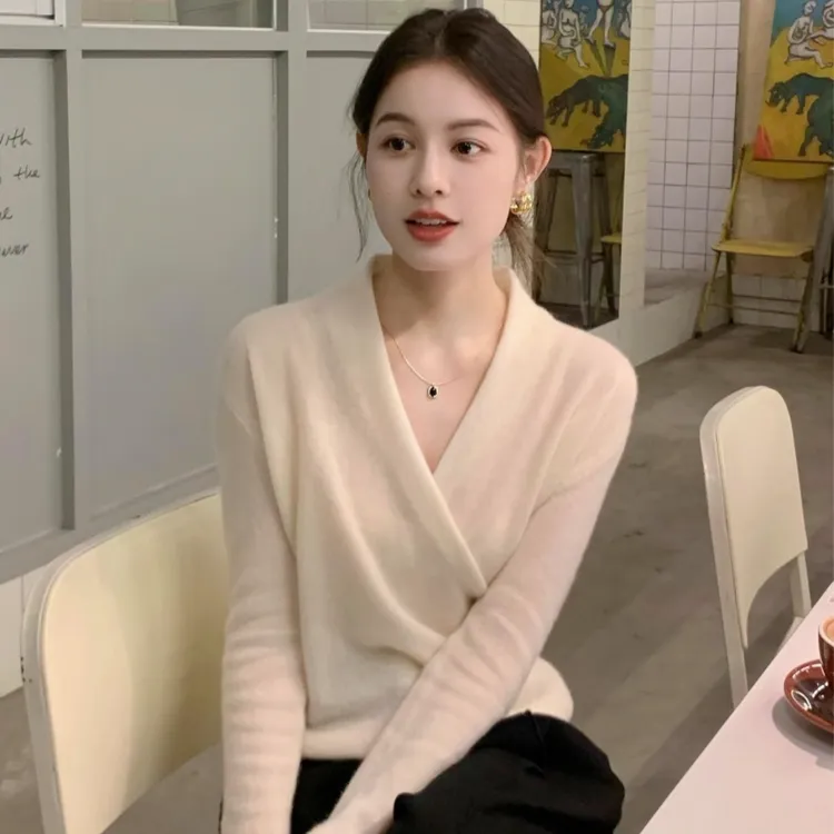 白色交叉V领针织衫女秋冬高级感气质打底内搭可外穿温柔显瘦上衣