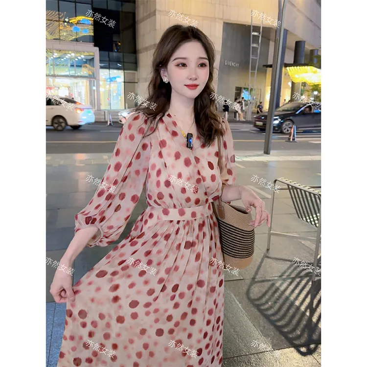 红色波点连衣裙女夏2025新款显白气质中长裙女V领灯笼袖