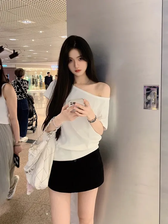 辣妹性感一字肩露肩短袖t恤女夏季爆款独特超好看纯欲斜肩上衣女