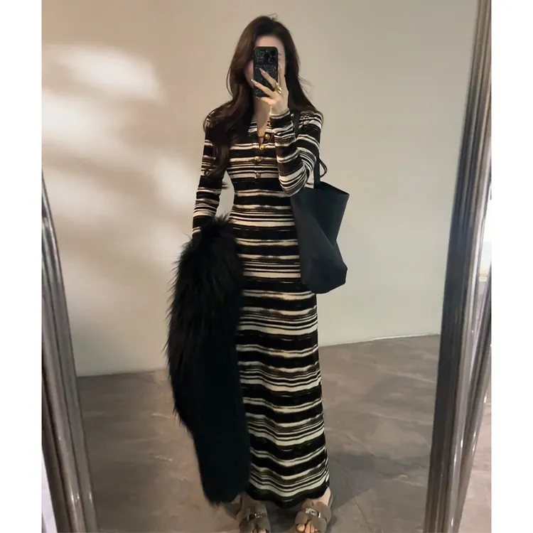 复古撞色条纹收腰长袖连衣裙女2026秋冬新款修身显瘦打底包臀裙子