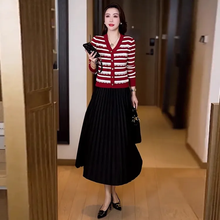 小香风连衣裙女2025春季新款洋气显瘦条纹针织衫拼接中长款裙子