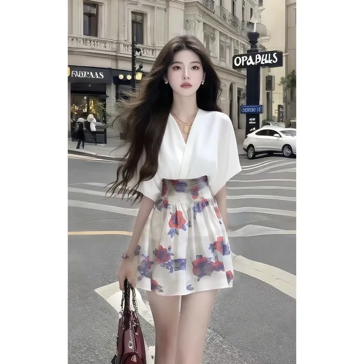 温柔纯欲千金风松弛感V领短袖收腰白色连衣裙女时尚气质高级女装