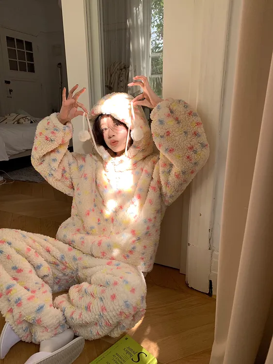 彩色波点珊瑚绒睡衣长袖保暖女秋冬季加厚加绒连帽家居服外穿套装