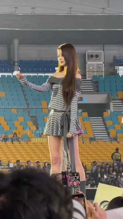 【张元英同款】韩系一字领露肩长袖条纹连衣裙女2025新款显瘦短裙潮