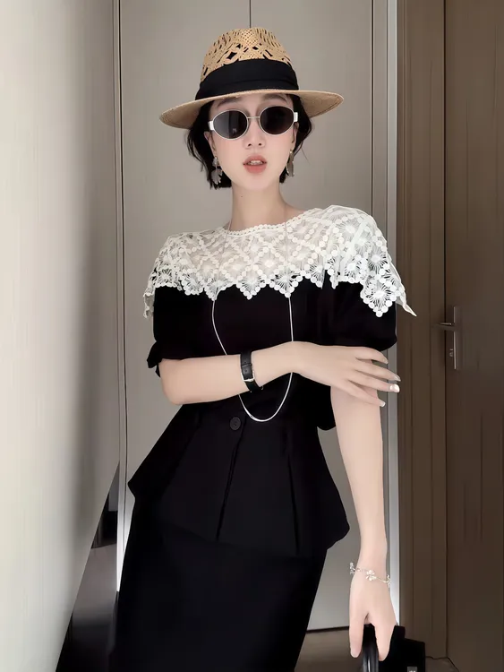 高级感黑色蕾丝拼接短袖T恤女2025新款爆款夏季时尚洋气独特上衣