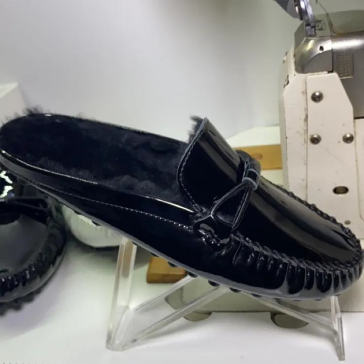 南鑫真皮真羊毛包头拖鞋漆皮休闲风平底半拖透气软底保暖毛毛拖鞋