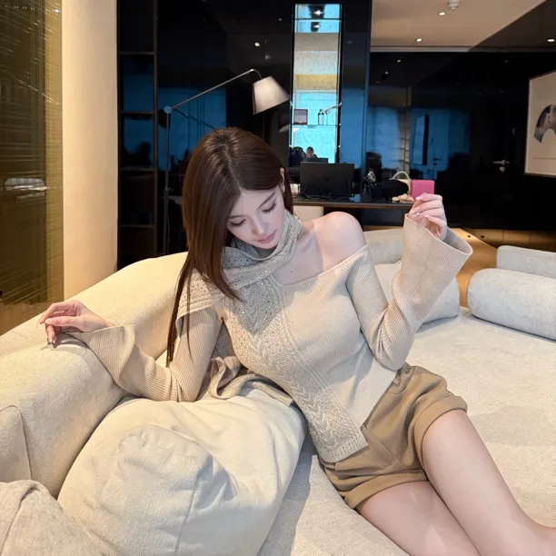 FAY【飘带菱光】秋冬款针织漏肩设计感拼接围脖烫钻小众针织毛衣