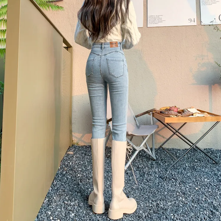 蜜桃臀牛仔裤女小个子2025年秋冬新款高腰显瘦浅蓝紧身加绒小脚裤