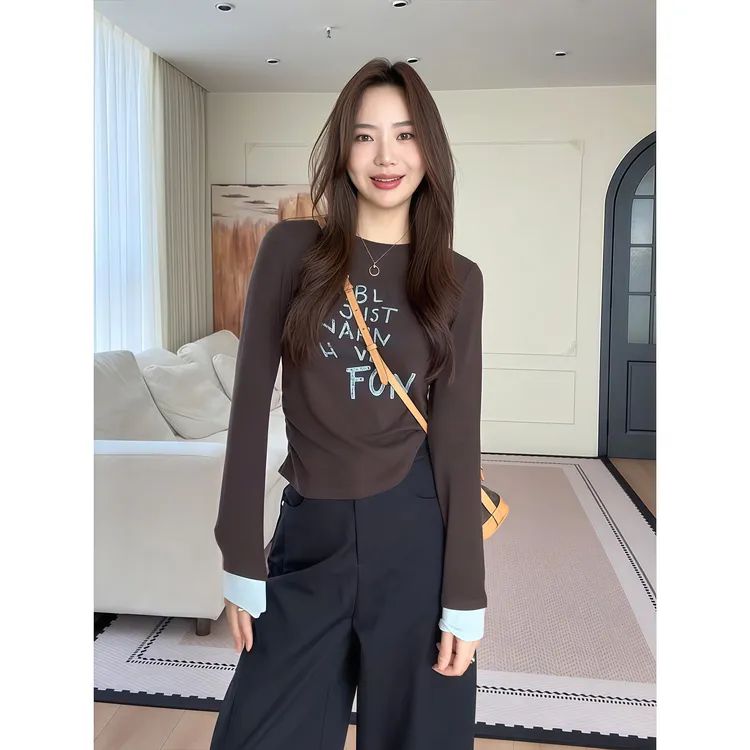 美式复古捏褶字母印花袖口拼接圆领T恤女装秋季新款休闲百搭上衣
