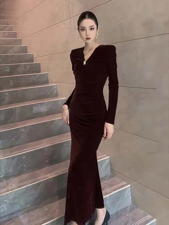 法式高级感丝绒V领长袖连衣裙女2025秋季新款收腰显瘦包臂A字长裙