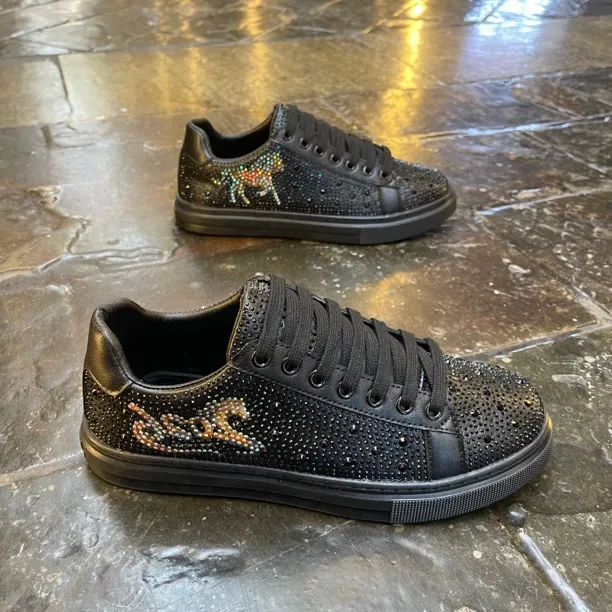 潮流时装2026马年新款烫钻工艺黑色百搭系带低帮板鞋