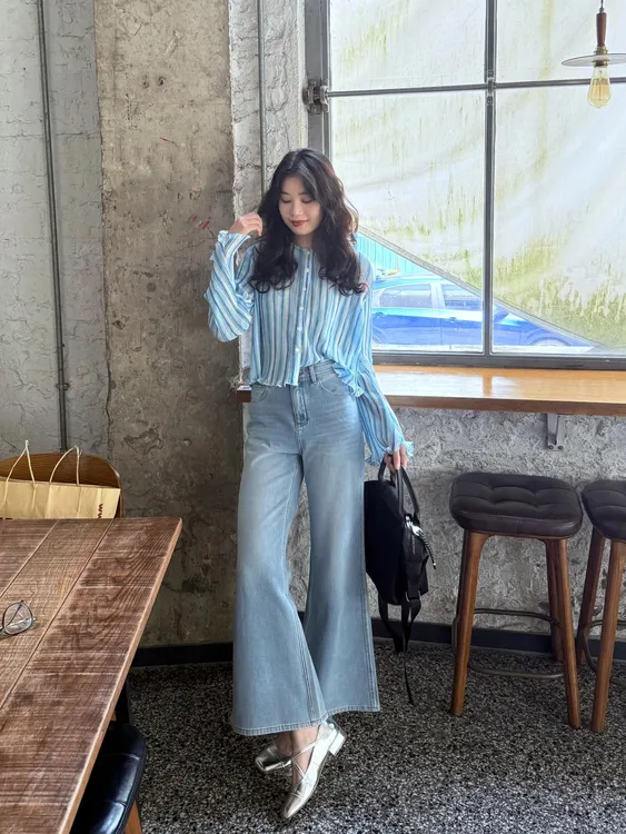2025夏季新款法式撞色竖条纹喇叭衬衫上衣搭配微喇牛仔裤两件套潮