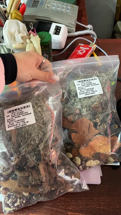 土茯苓木棉花茵陈煲鲫鱼3大包，好喝去氵湿汤