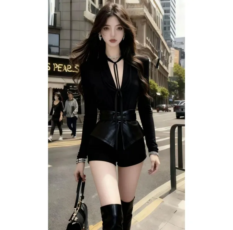 秋冬轻奢风2025气质高级黑色V领低胸收腰+黑色百搭修身短裤两件套