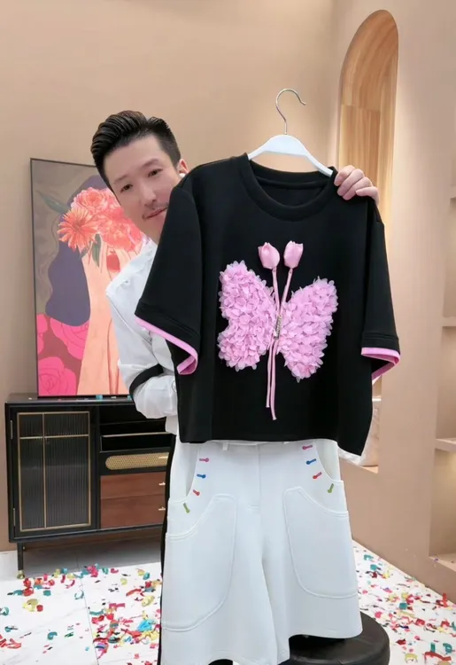 【LIANG哥女装】2025夏季午夜黑撞色立体盘花短袖T恤6637A/7771A