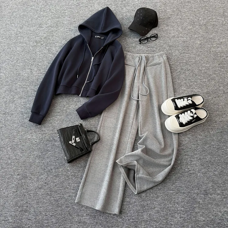 网红时尚休闲套装女秋季款连帽短款卫衣内搭黑色背心阔腿裤三件套