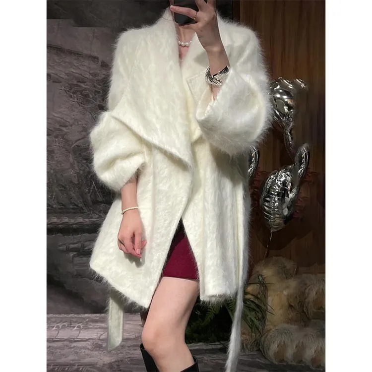 2025法式温柔风白色毛绒外套女秋冬系带显瘦宽松高级感新款大衣