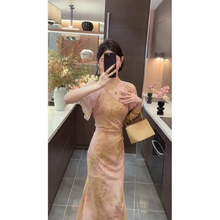 2025新款新中式V领气质温柔连衣裙