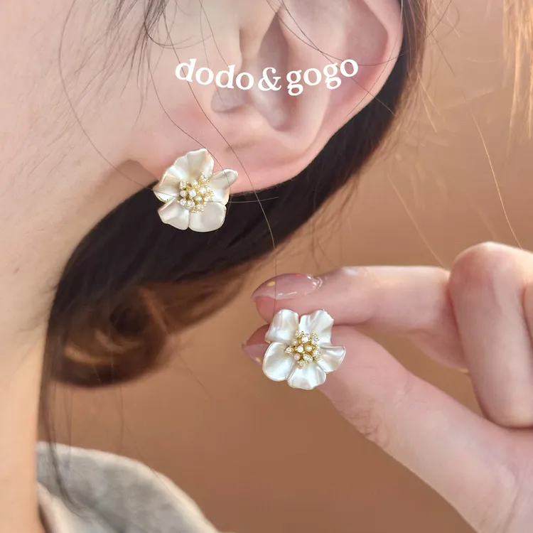 DODOGOGO 合金仿珍珠耳饰 复古气质山茶花耳钉轻奢时尚百搭耳环女