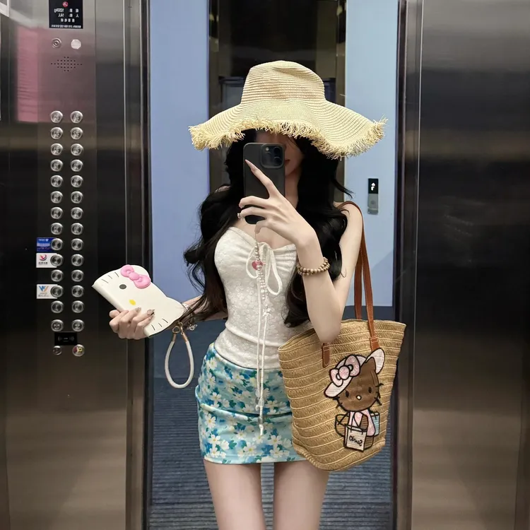 海边度假风套装纯欲设计感白色挂脖抹胸上衣蓝色碎花短裙两件套女