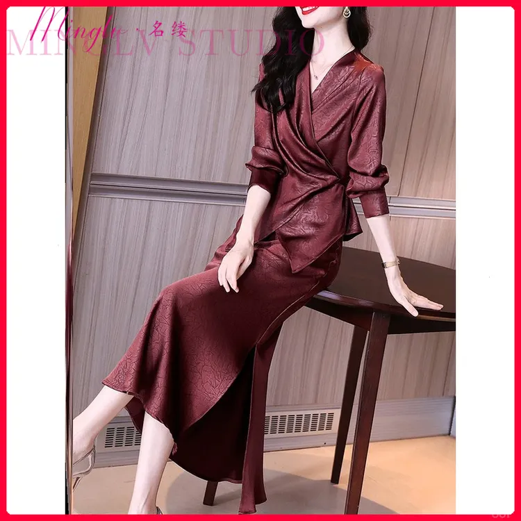 高级感轻奢秋季光泽酒红色提花别致收腰上衣半裙两件套连衣裙