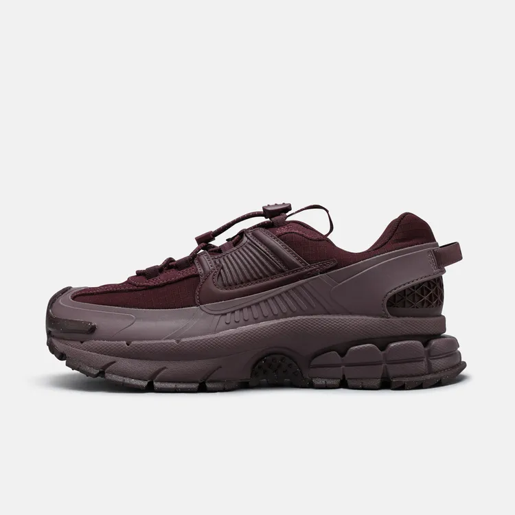NIKE耐克双旦女经典时尚运动鞋ZOOM VOMERO ROAM休闲鞋HQ2181-500