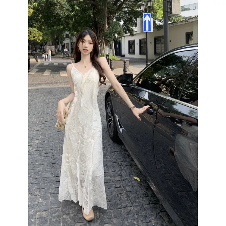 法式高贵白色吊带连衣裙女春季新款性感气质蕾丝显瘦A字裙长裙子