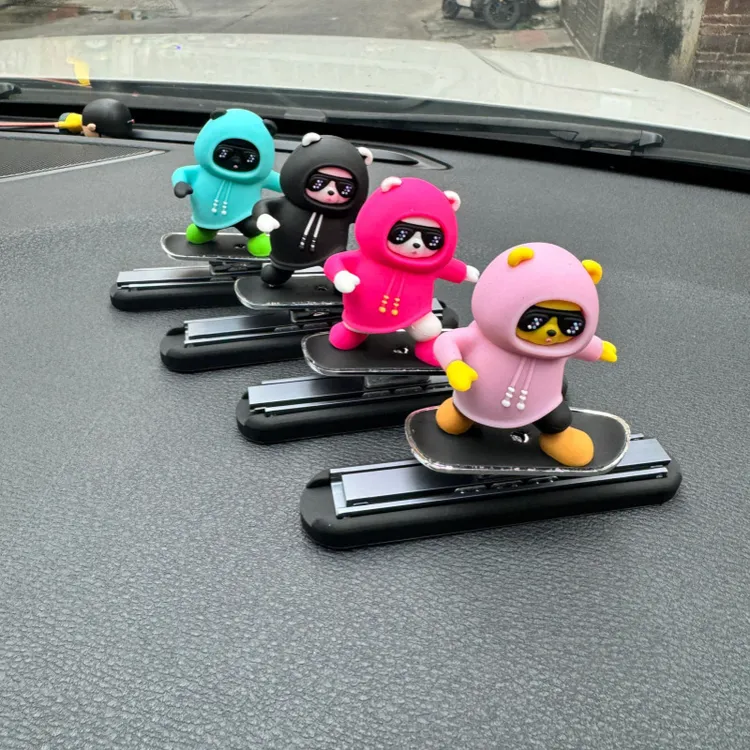 2025新款车载滑板滑动中控台摆件汽车卡通装饰品可爱个性屏幕超萌