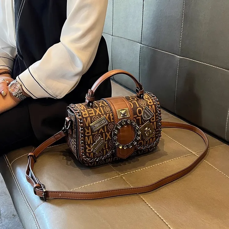 包包女2025新款时尚真皮镶钻手提小方包高级感徽章单肩斜挎包小包