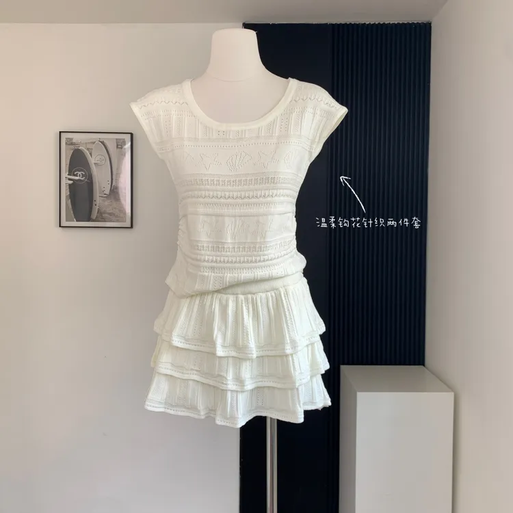 2025年夏季新款温柔风钩花套装薄款镂空针织衫两件套