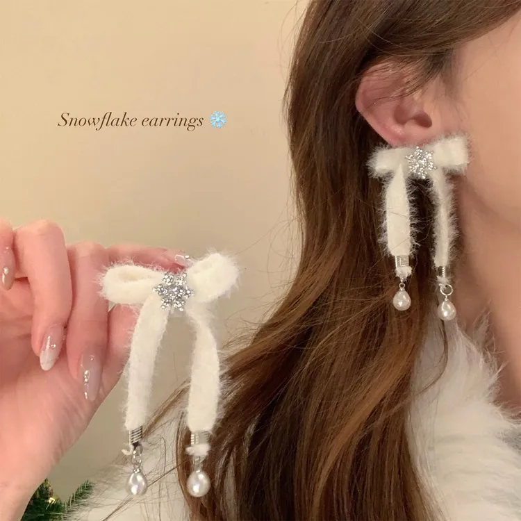 铜合金耳饰 超仙闪锆雪花毛绒蝴蝶结耳钉女秋冬小众设计耳环耳饰