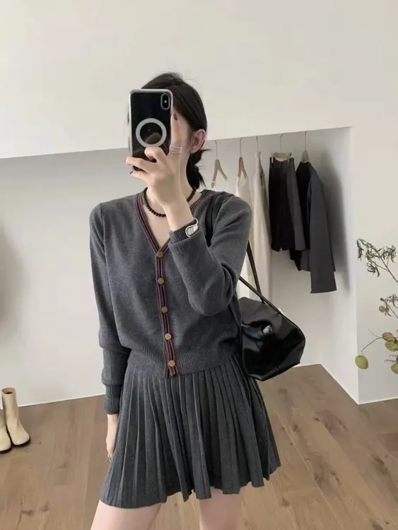 韩范学院风V领撞色毛针织开衫高腰显瘦百褶半裙时尚小个子两件套