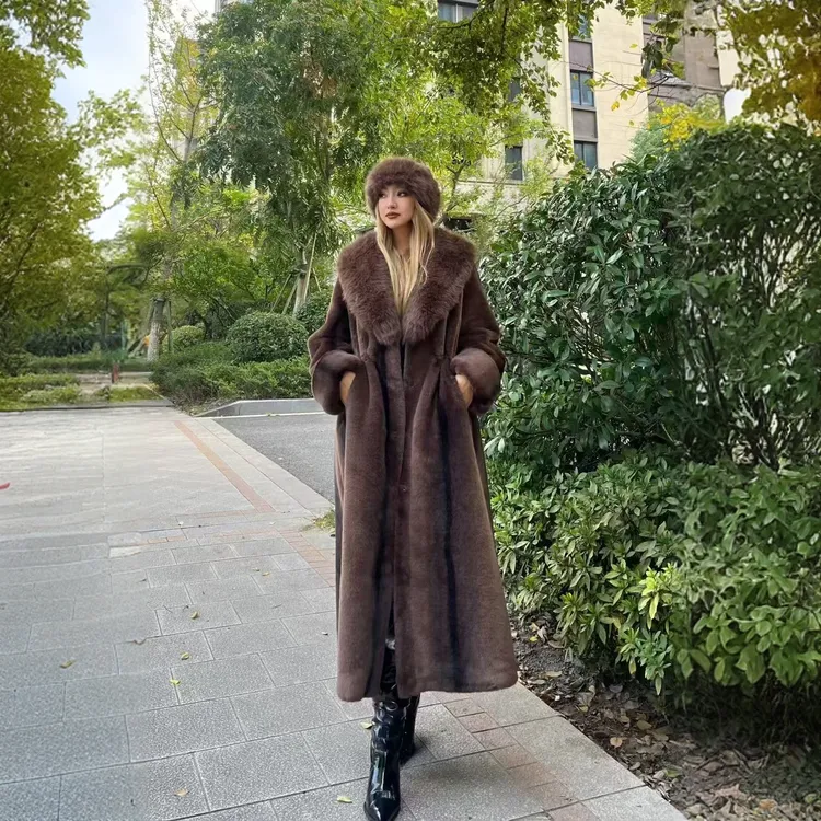 24041咖色段染大毛气领网红质领阔太太款加厚冬季毛毛外套百搭