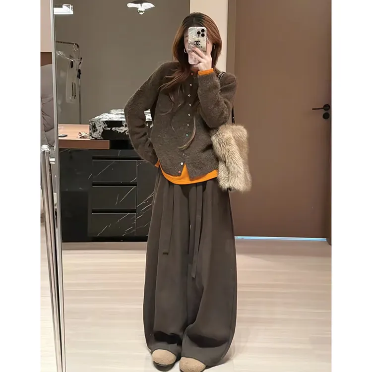 缪尔暖棕 设计感彩扣口袋毛衣加绒打底衫飘带阔腿裤马甲时尚套装