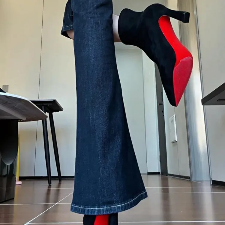 绒面短靴女冬季2025新款黑色性感尖头瘦瘦靴防水台红底高跟鞋靴子