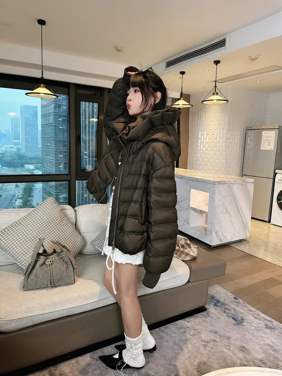 2025新款设计感花苞帽排骨泡芙羽绒服女冬季小个子短款白鸭绒外套