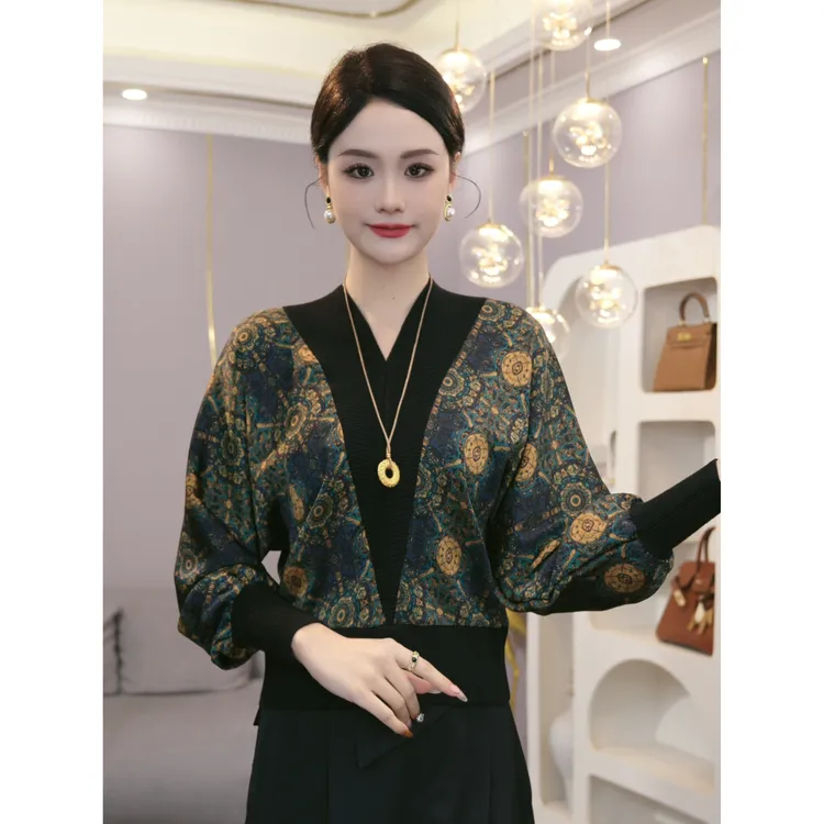 2025秋冬新款【8046】V领设计小众中国风图腾印花长袖衬衫套头上衣