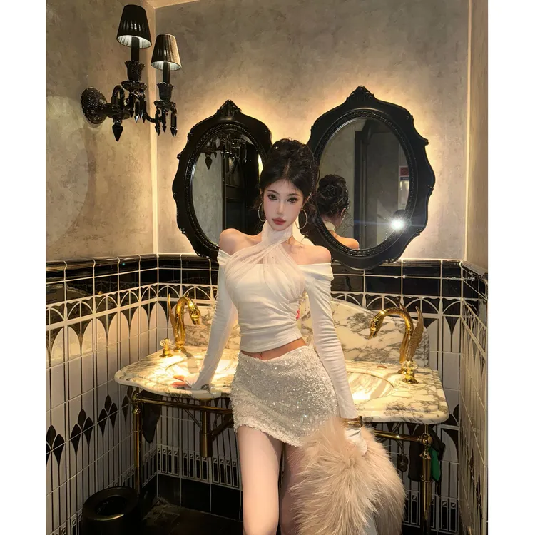 【大小姐】2026春季新款气质辣妹薄绒一字肩挂脖上衣配亮片短裙套装