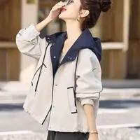 时尚拼色短外套女2025春秋新款高级感减龄休闲小个子连帽冲锋衣潮