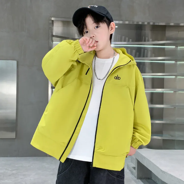 男童秋装冲锋衣2025新款中大童外套儿童户外秋季连帽风衣春秋款潮