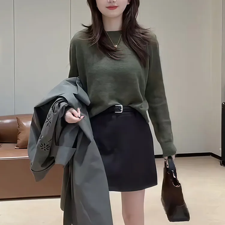 时尚复古圆领绿色针织衫女士2025秋季新款宽松遮肉长袖打底衫上衣