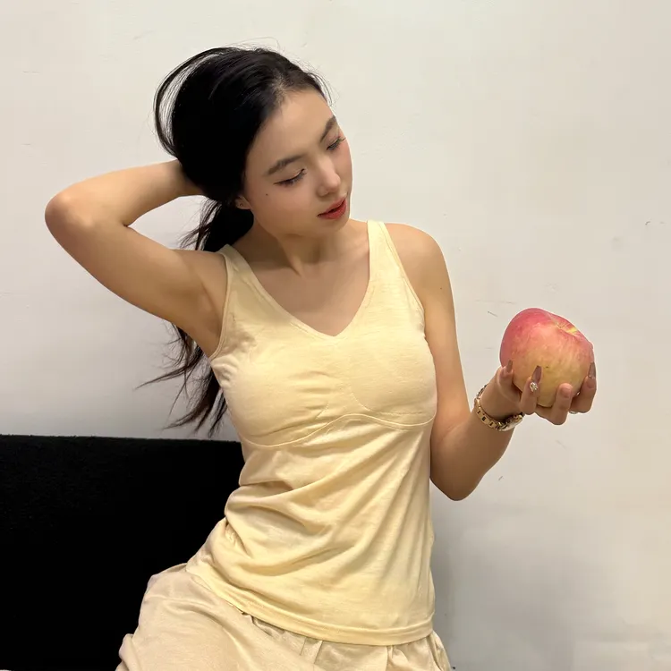 辽锦柞蚕丝胸垫背心宽松版V领无钢圈可拆卸天然乳胶胸垫