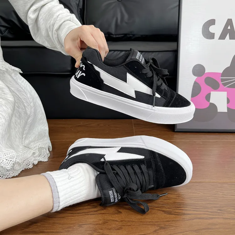 韩版黑色滑板面包鞋男女同款ins潮平底百搭休闲板鞋2025秋季新款